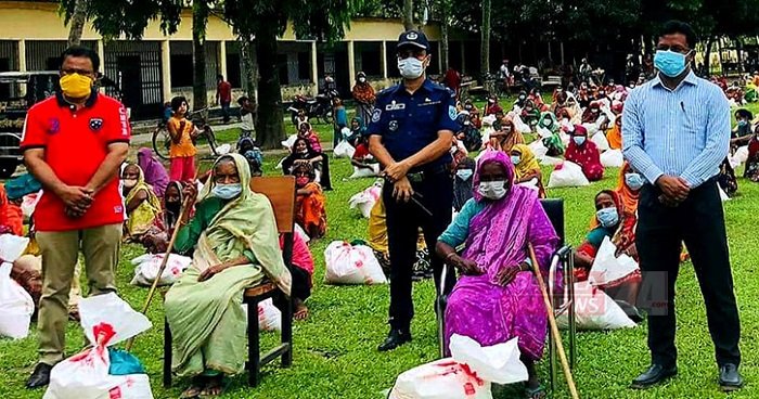 পলাশবাড়ীতে স্বাস্থ্য বিধি মেনে ৩০০ পরিবারকে খাদ্য সহায়তা প্রদান